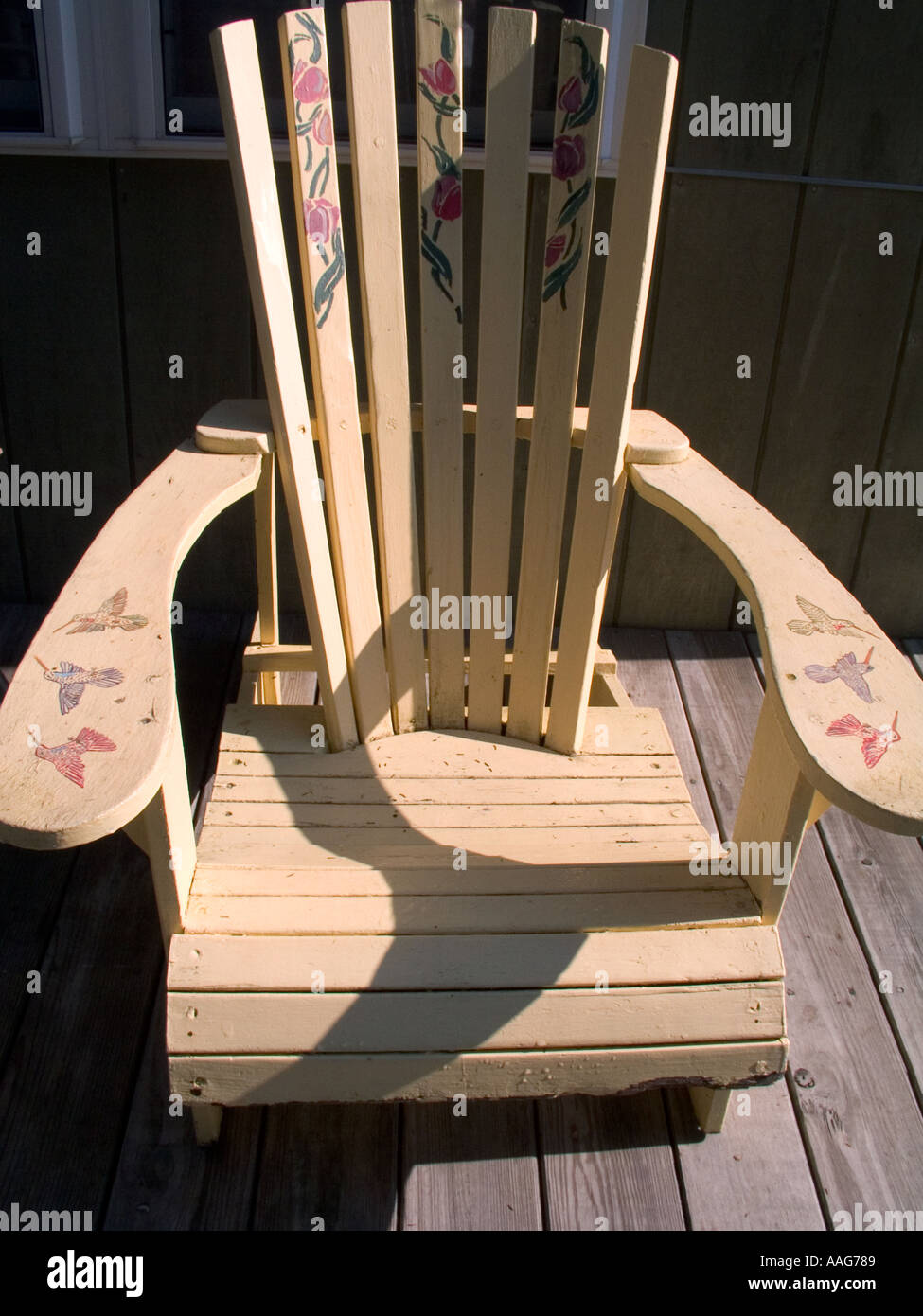 Una ornamentada silla de madera en una casa de campo Foto de stock