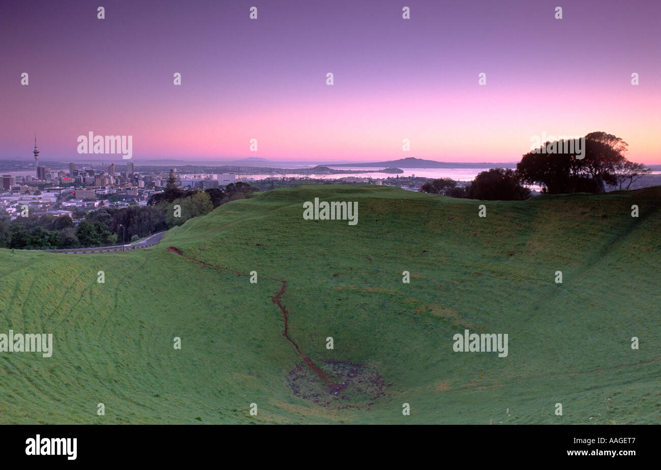 Mt Eden Auckland al amanecer en la Isla del Norte, Nueva Zelanda Foto de stock