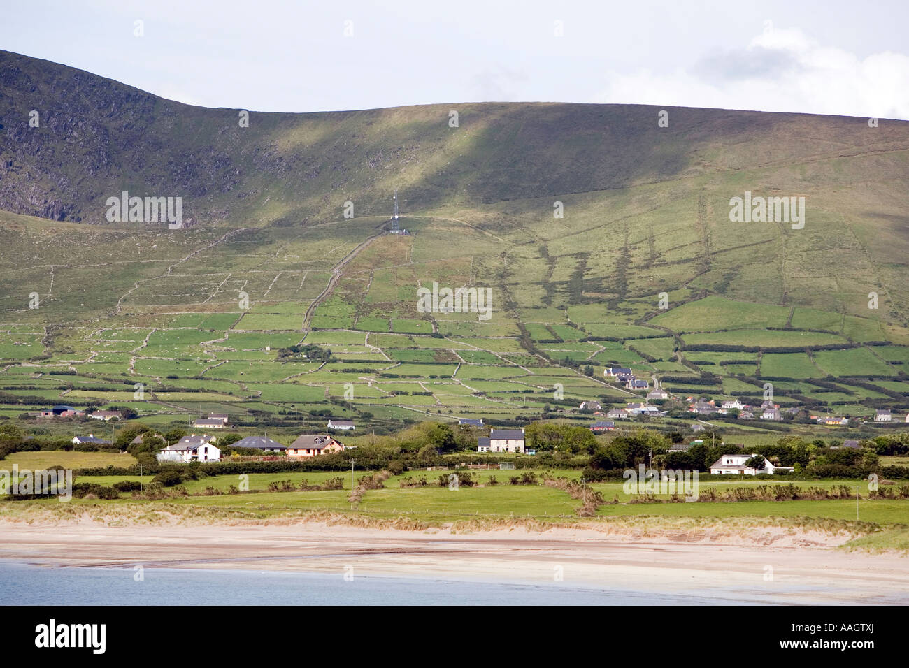 Irlanda El Condado de Kerry Dingle Peninsula Ventry paseo casas por debajo de las laderas del Monte Eagle Foto de stock