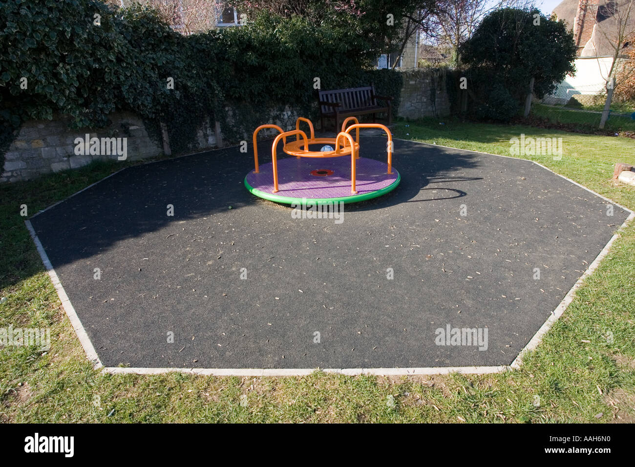 Pequeños merry go round en parque infantil rodeado de halos de seguridad  hechas de viejos neumáticos de automóvil UK Fotografía de stock - Alamy