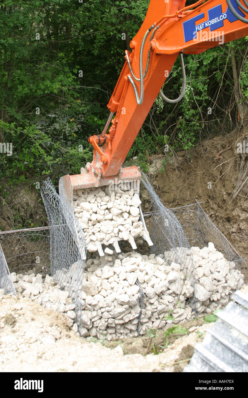 Jaulas de alambre.'gabbia del legare ' ser rellenado con piedra para apoyar  una carretera en Le Marche, Italia Fotografía de stock - Alamy