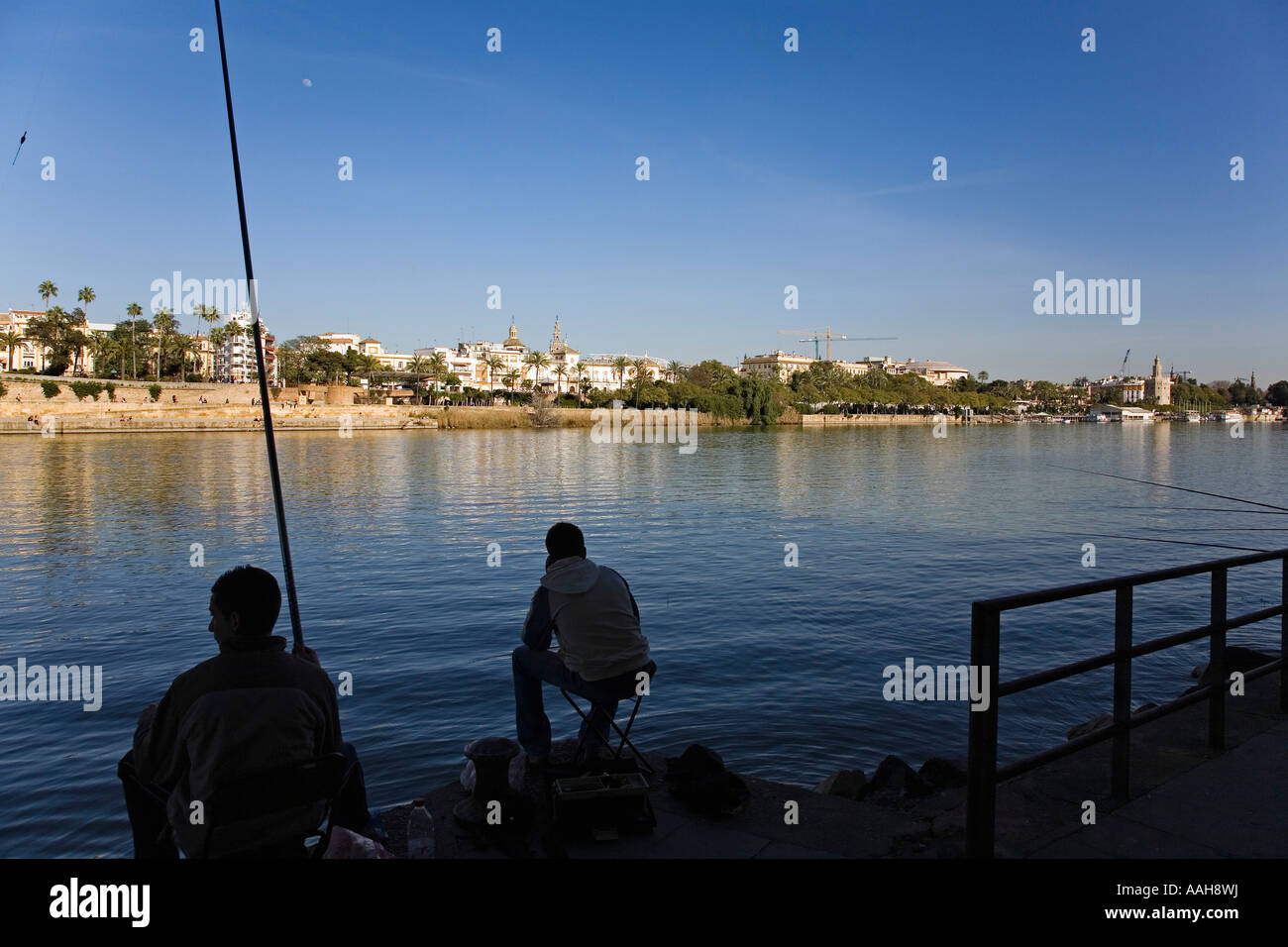 Los pescadores en el río Guadalquivir triana a la parte inferior del barrio  de El Arenal y la giralda Sevilla Andalucía España Fotografía de stock -  Alamy