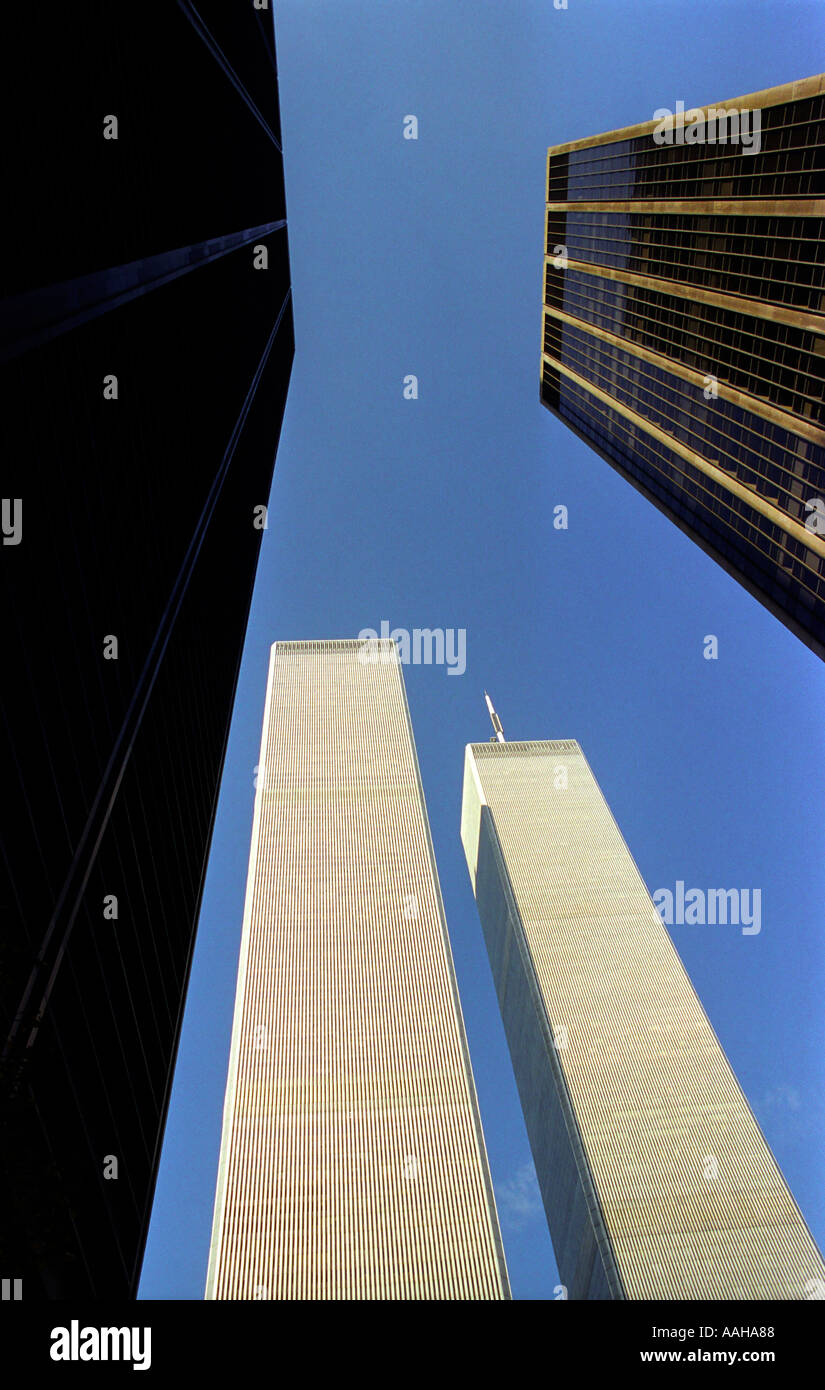 Las torres gemelas del World Trade Center, visto desde el nivel del suelo Fotografía de stock