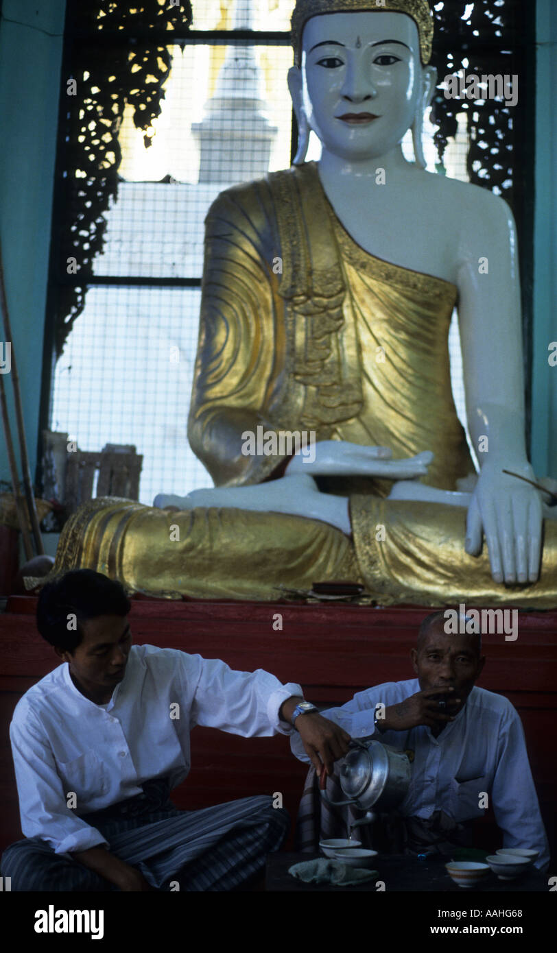 Buda y bebedores de té Mandalay Myanmar Foto de stock