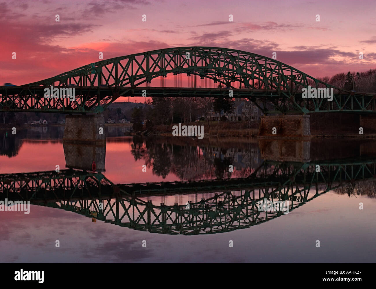 Puente Carretero sobre el Río Merrimack en Newburyport MA al atardecer Foto de stock