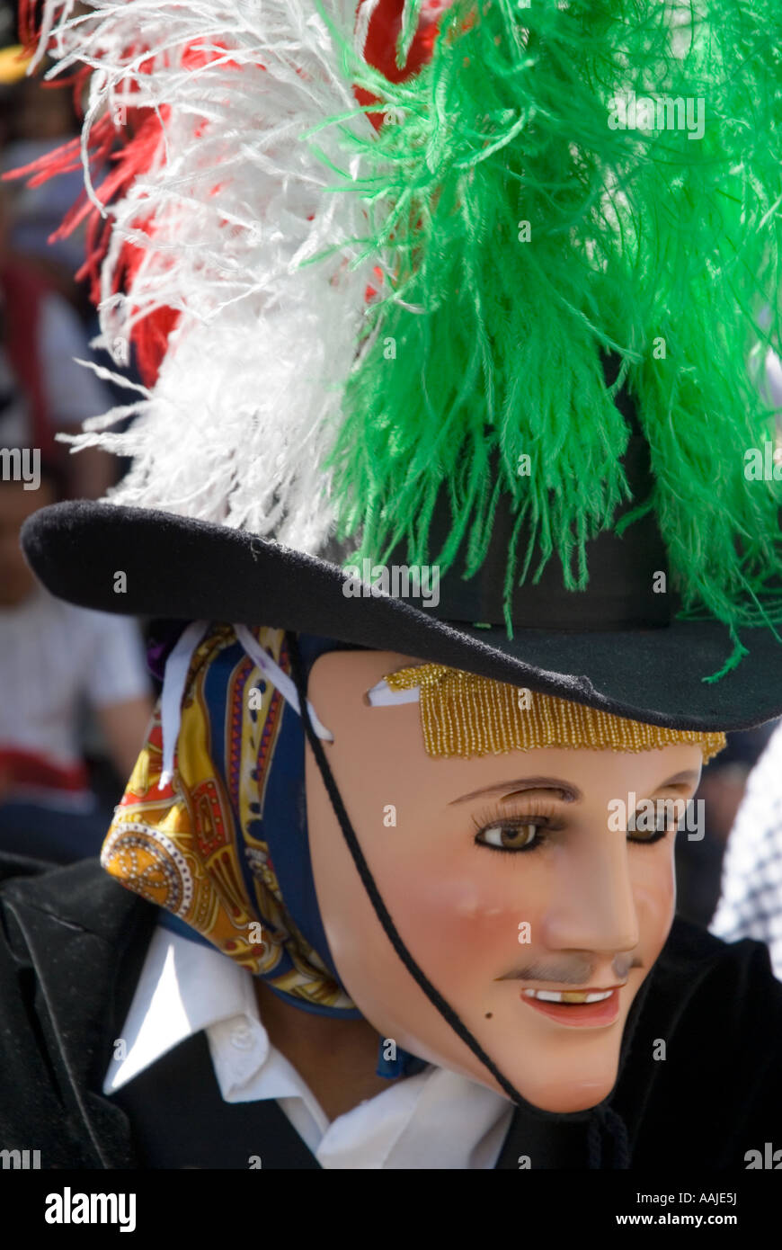 El baile de máscara con un sombrero de plumas verdes en el carnaval de  Puebla, México Fotografía de stock - Alamy