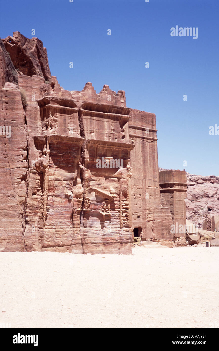 Los antiguos edificios tallados en la roca en la ciudad perdida de Petra, Jordania, que fue utilizado en Indiana Jones y la última cruzada Foto de stock