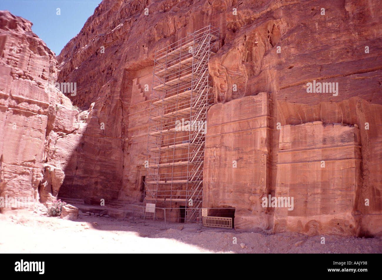 Los antiguos edificios tallados en la roca en la ciudad perdida de Petra, Jordania, siendo restaurada Foto de stock