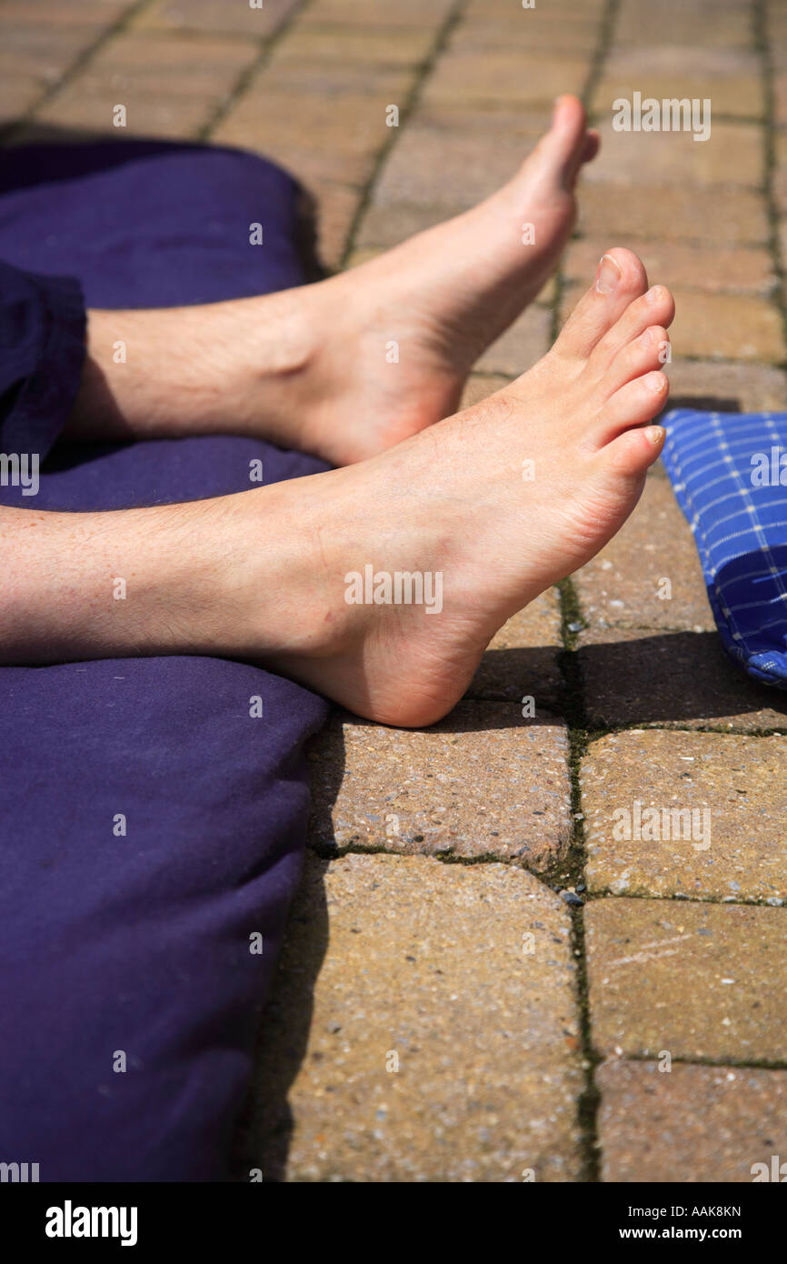 Los pies sobre el extremo de la estera del yoga después de un masaje tailandés Foto de stock