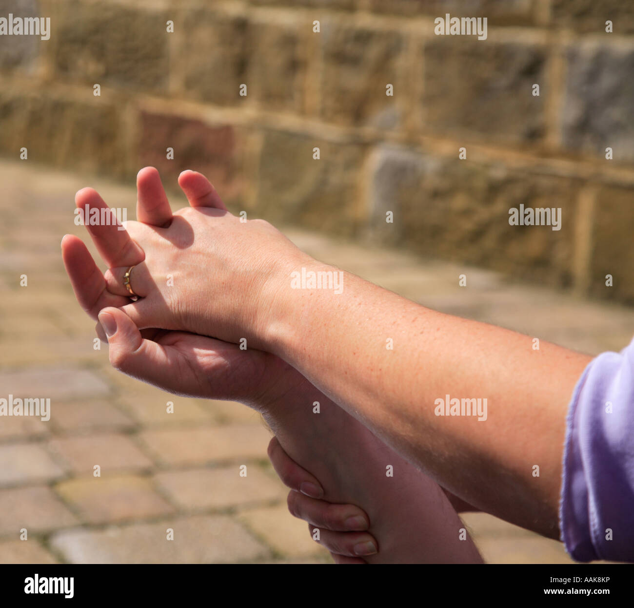 Masaje de manos como parte de un masaje corporal tailandés Foto de stock