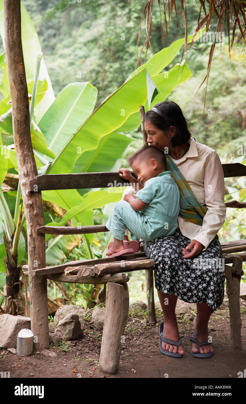 La madre y el niño en Philippino Batad Foto de stock