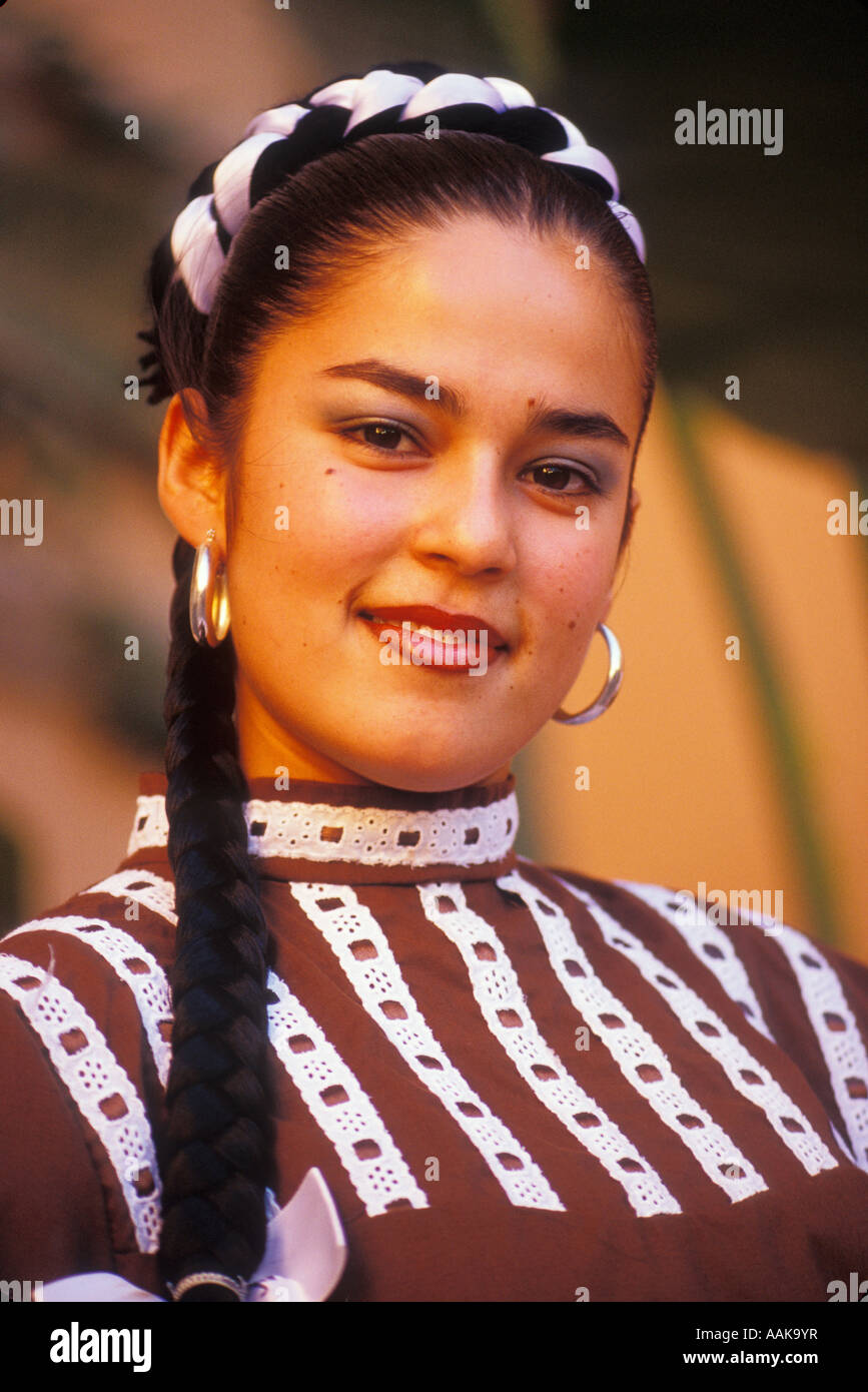 Joven mexicana con el grupo de danzas folclóricas en la vestimenta tradicional de Nuevo León