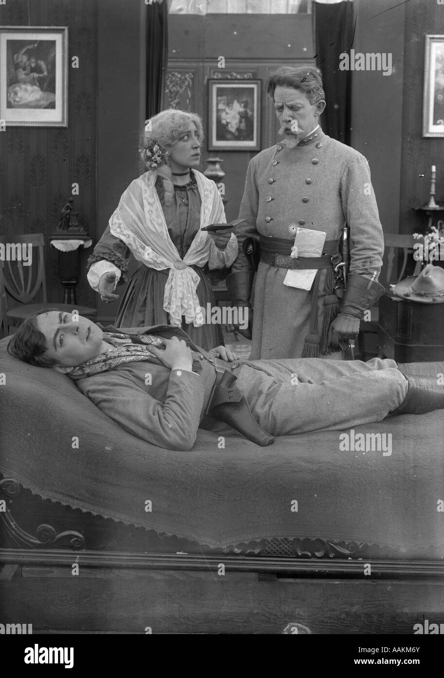 Mujer Y GUERRA CIVIL soldado confederado viendo más enfermo acostado en la cama todavía Película muda Foto de stock