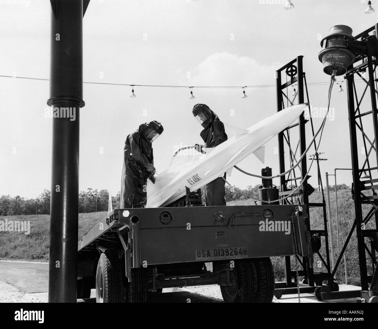 1960 el ejército de EE.UU. misiles guiados de NIKE EN LAUNCH PAD está alimentado por combustible 2 HOMBRES EN ROPA RESISTENTE AL FUEGO Foto de stock