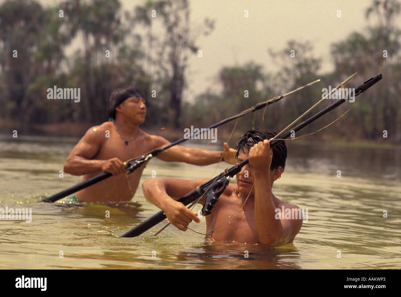 Xingu, as, Brasil. Yaulapiti indígenas. Río Tuatuari. Los