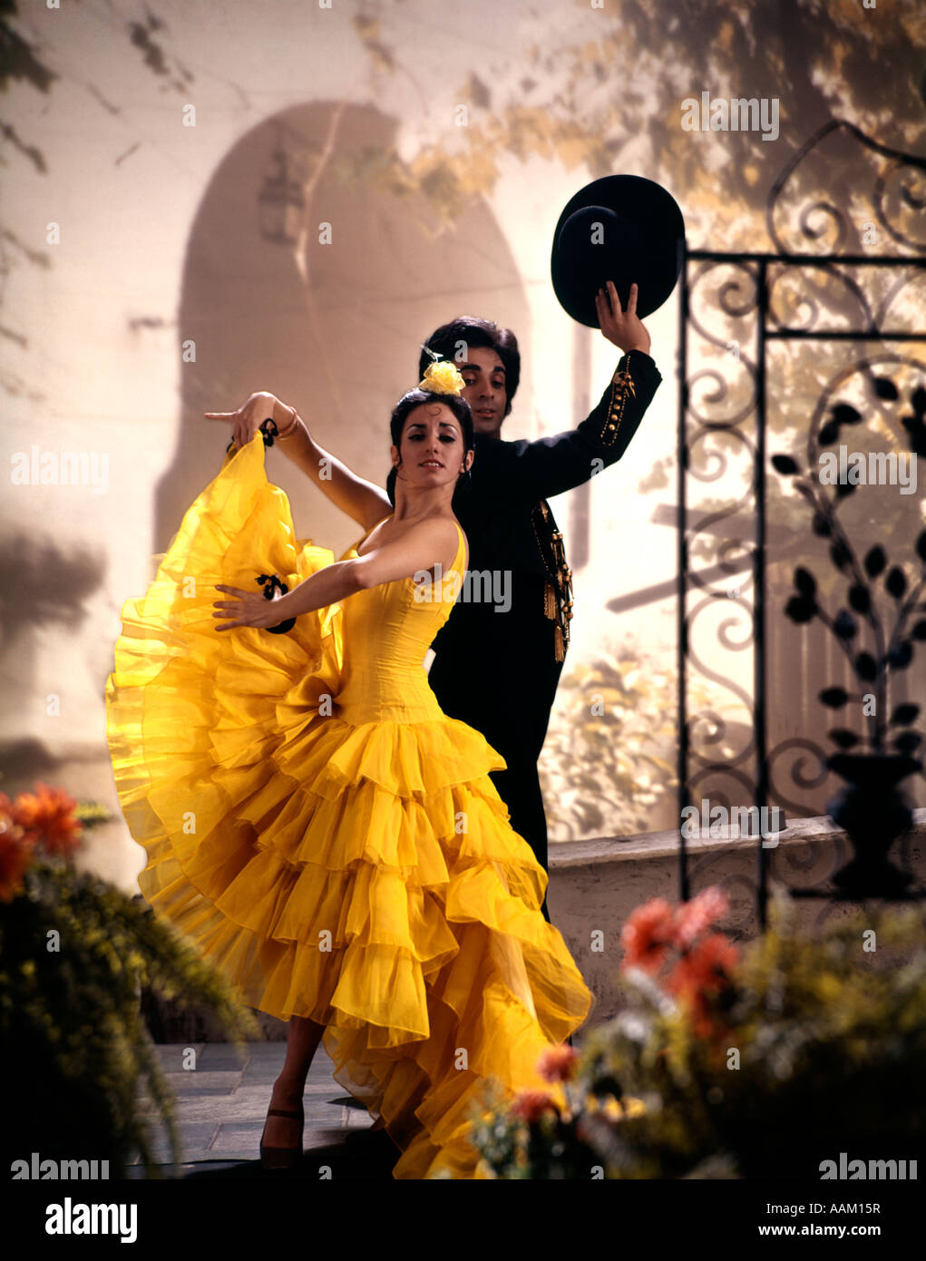 Pareja de baile flamenco hombre y mujer salvaje vestido amarillo español  latino actitud rápido romance misterio interior STUDIO Fotografía de stock  - Alamy