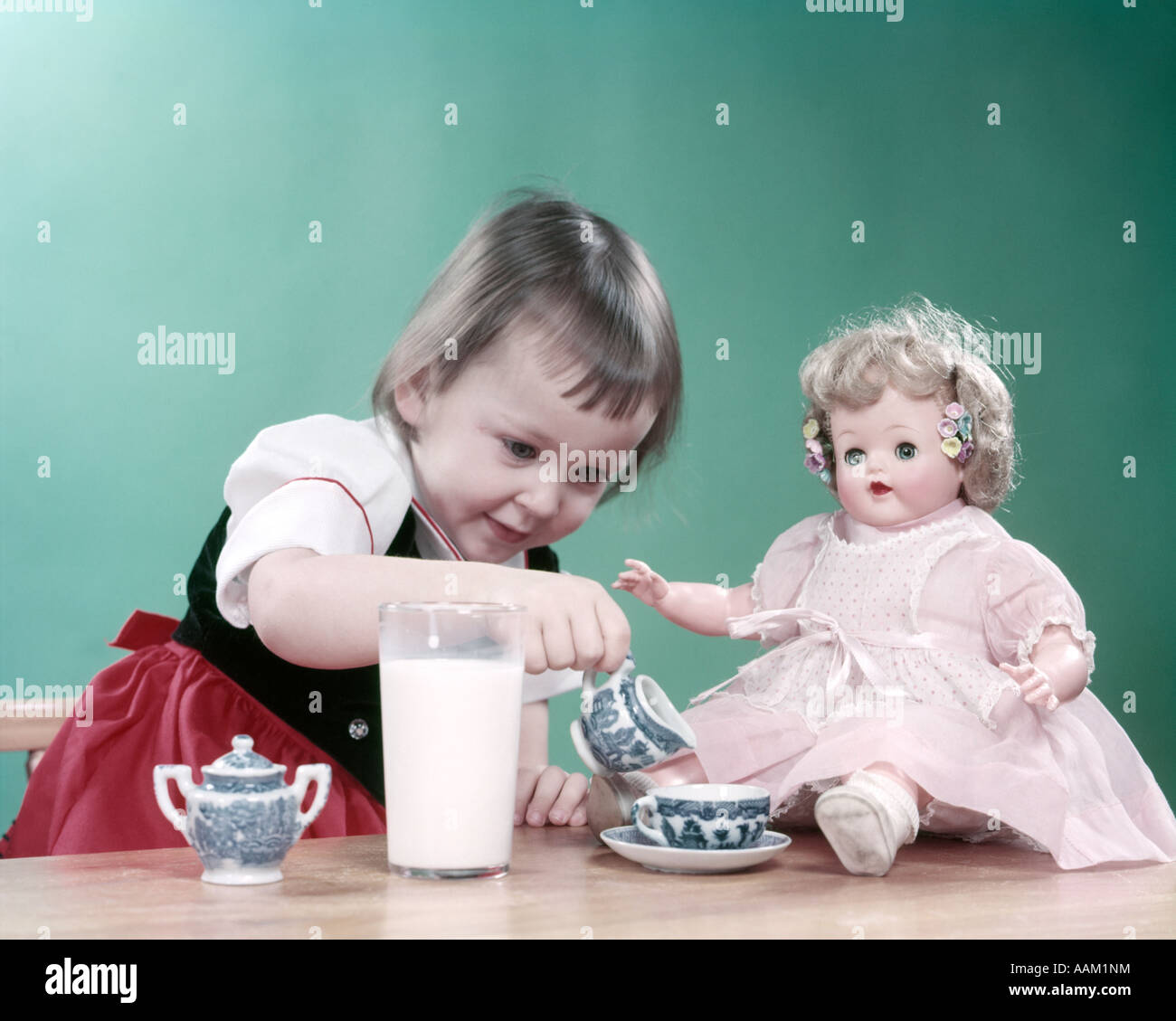 1950 Nino Y Nina Muneca Bebe Habiendo Tea Party Blue Willow Taza Platillo Y Gran Vaso De Leche Fotografia De Stock Alamy