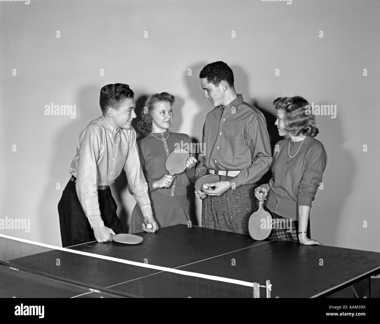 1940 dos parejas de adolescentes varones niñas mantenga LAS PALAS DE PING  PONG Fotografía de stock - Alamy