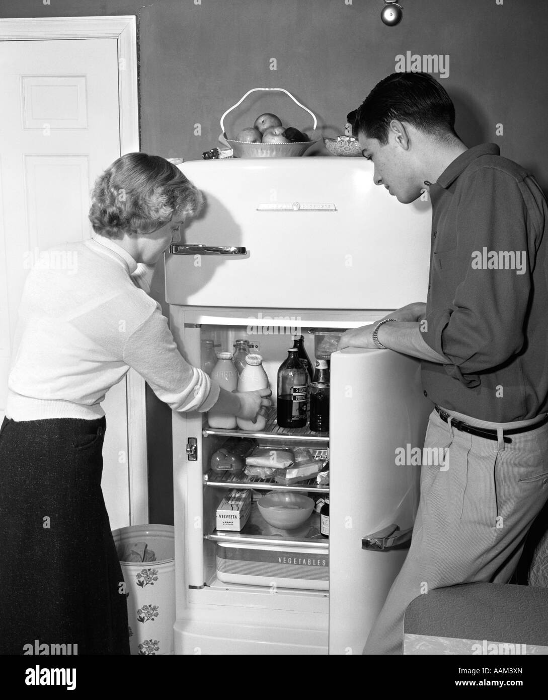 Toma Vertical Del Frigorífico Vintage En La Cocina Imagen de archivo -  Imagen de cabinas, contador: 195729849
