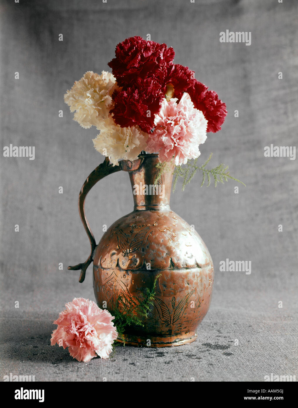 1960 cobre martillado jarrón blanco rojo rosa clavel GRÁFICO SIMPLE FLORA disposición todavía la vida EL DÍA DE LAS MADRES Foto de stock