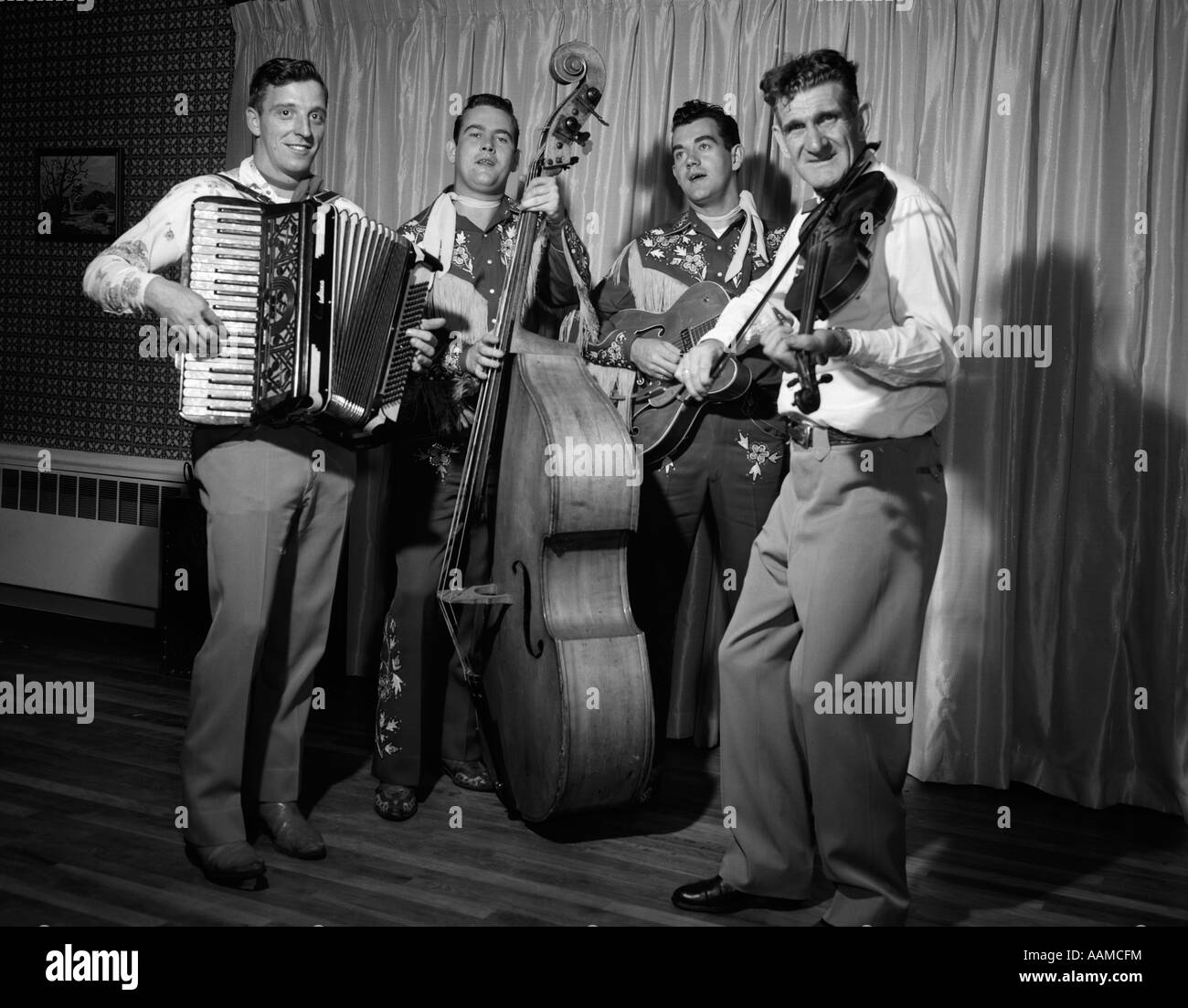 1950 La banda de cuatro piezas con acordeón STANDUP BASS GUITAR