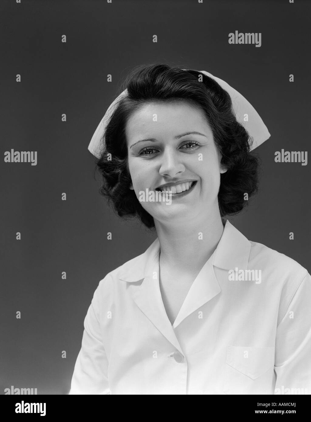 1940 Retrato de hombro cabeza morena sonriente enfermera Foto de stock