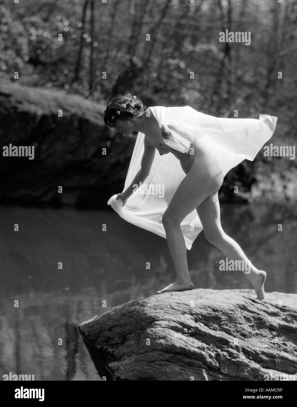 1920 1930 estilo salón mujer desnuda modelo versión SOBRE ROCA CELEBRACIÓN  PAÑO SOBRE LOS HOMBROS DEL CABO Fotografía de stock - Alamy