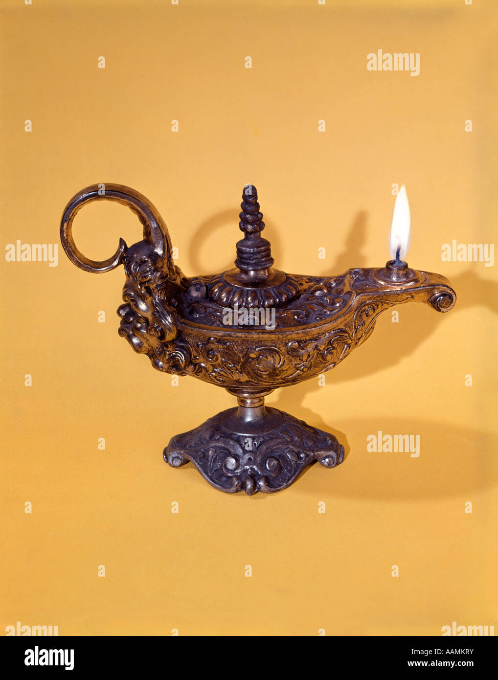 Lampara de aladdin fotografías e imágenes de alta resolución - Alamy