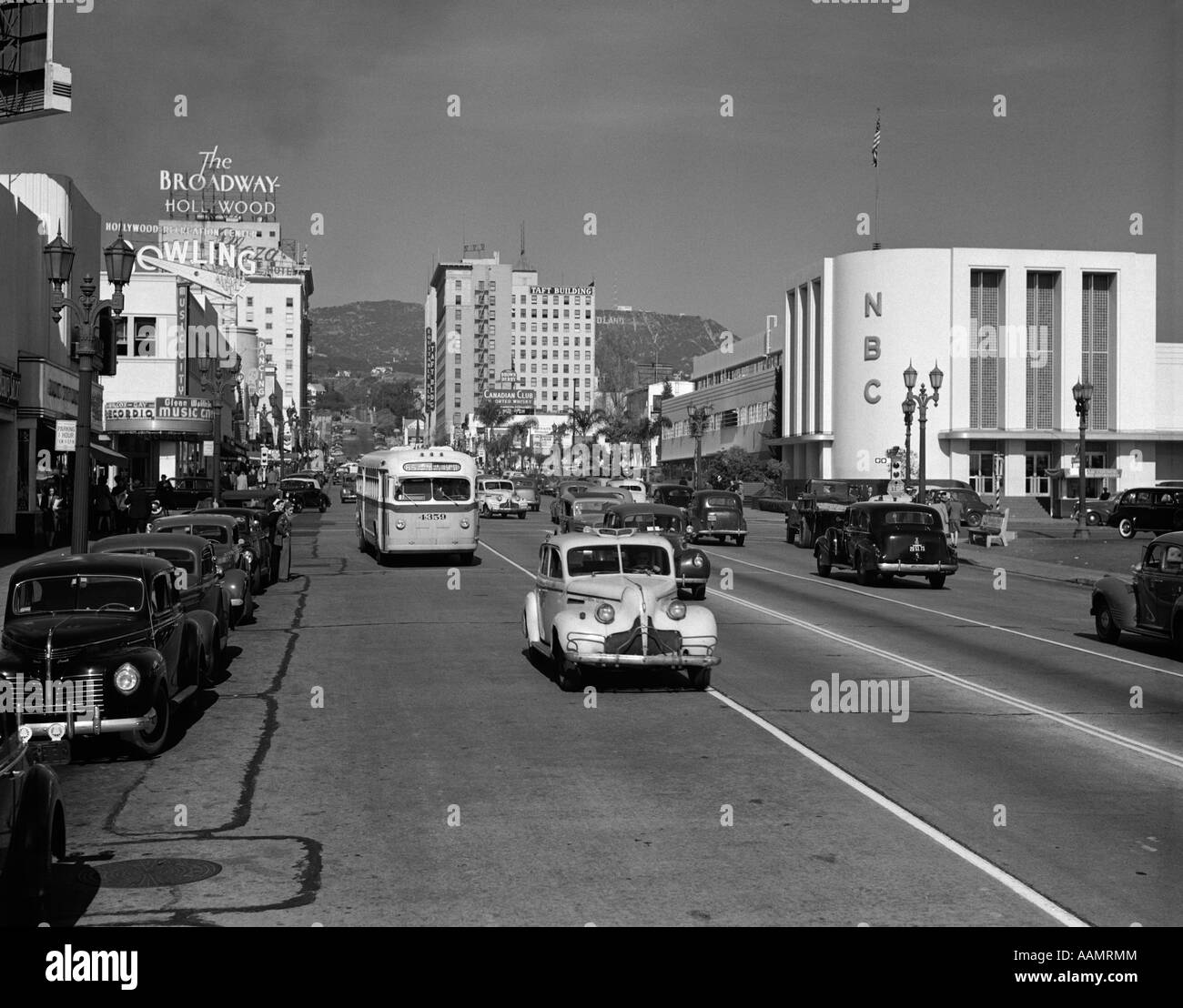 1940 Street Scene coches Autobús vista abajo Vine Street, cerca de