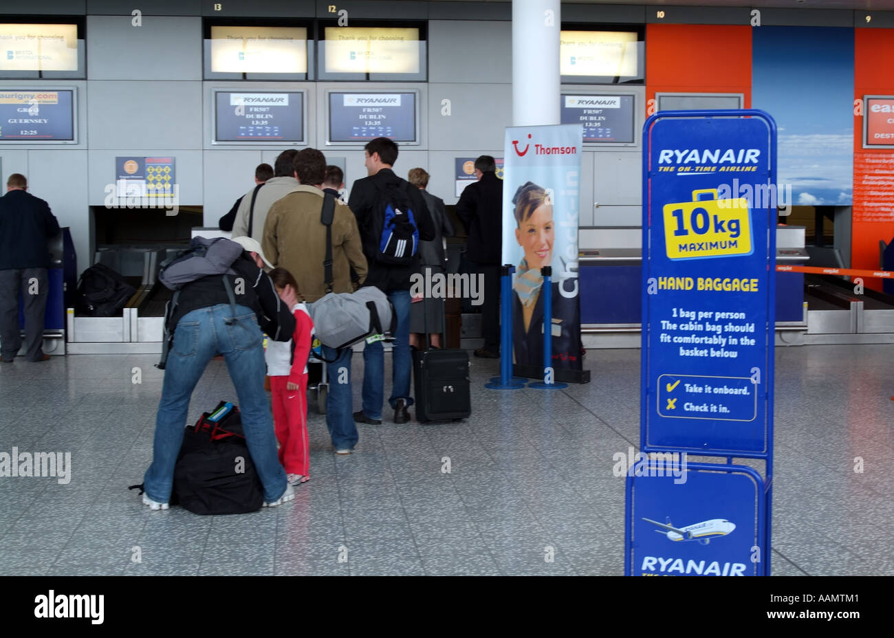 Mostradores de facturación en el Aeropuerto Internacional de Bristol Avon, Inglaterra, Reino Unido Foto de stock