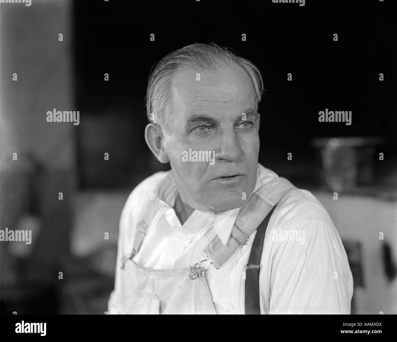 Foto Hombre blanco anciano de ochenta años de edad con uniforme de