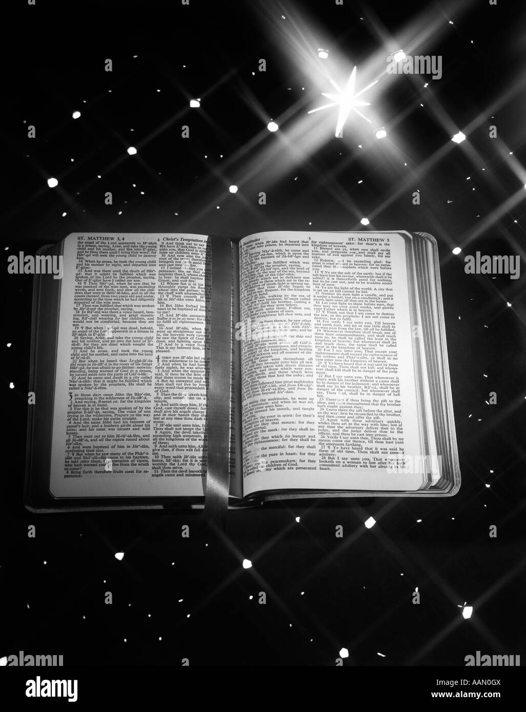 1950 LIBRO ABIERTO MARCADOR DE CINTA DE LA BIBLIA Mateo contra el fondo de estrellas gran estrella de Belén NAVIDAD Foto de stock