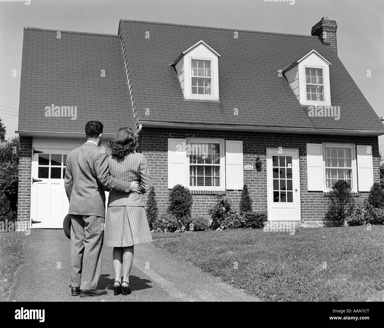 1940 Pareja mirando casa suburbana Fotografía de stock - Alamy