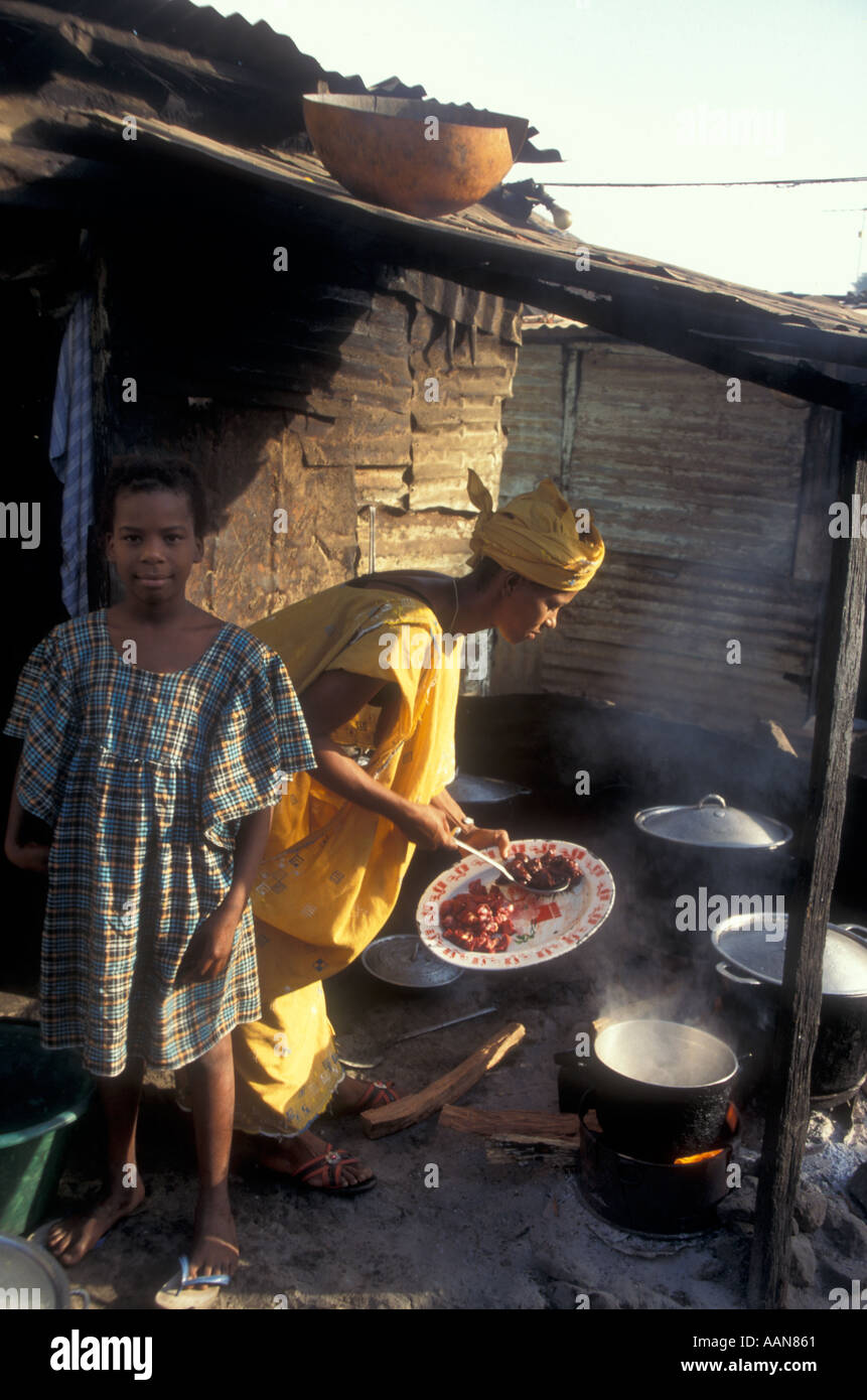 Cocinar al aire libre Gambia África matlagning afrika Foto de stock