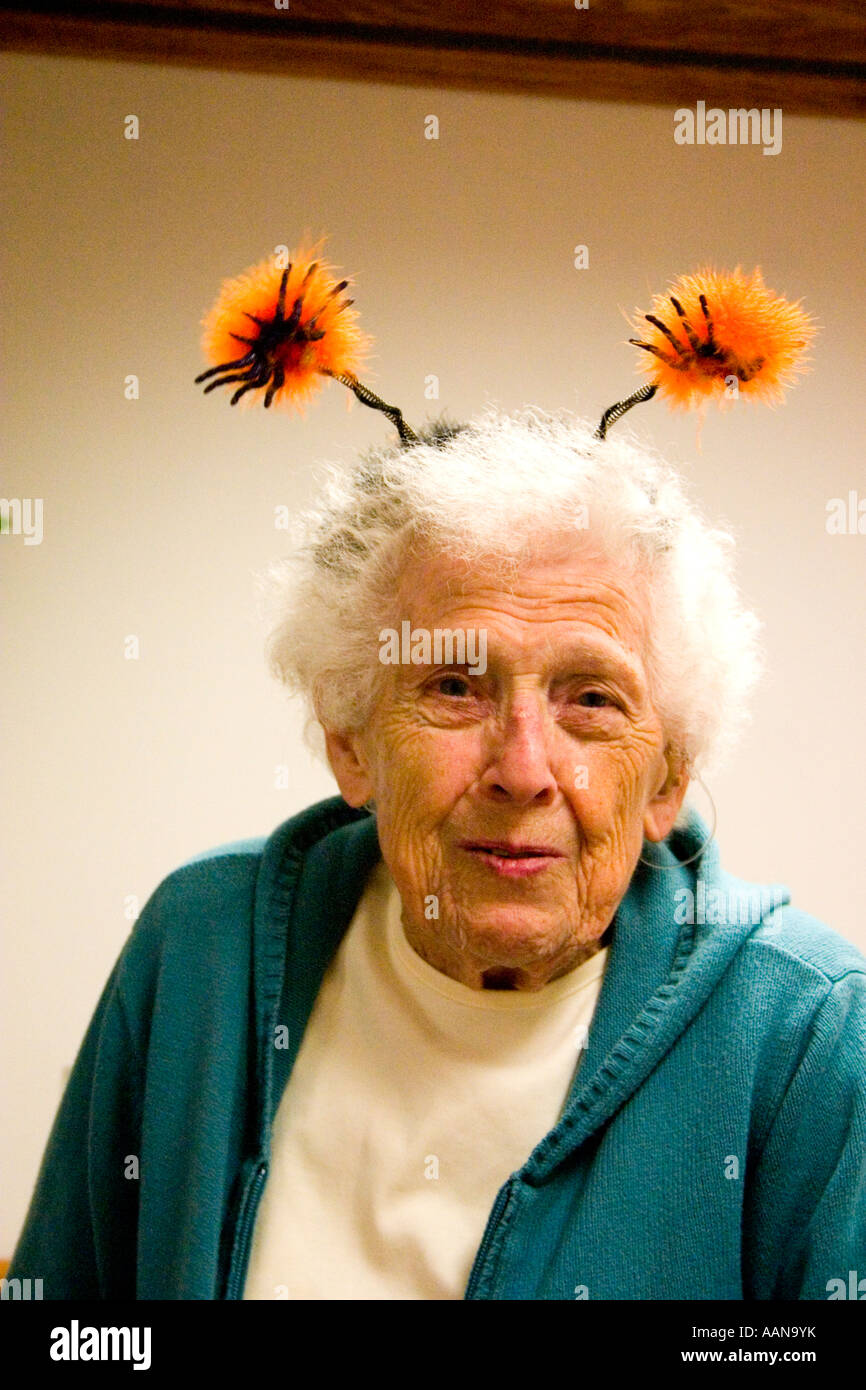 Mujer preciosa en el hogar de ancianos de 85 años vestidos de Halloween spider diadema. Minnesota Home Masónica Bloomington Minnesota USA Foto de stock