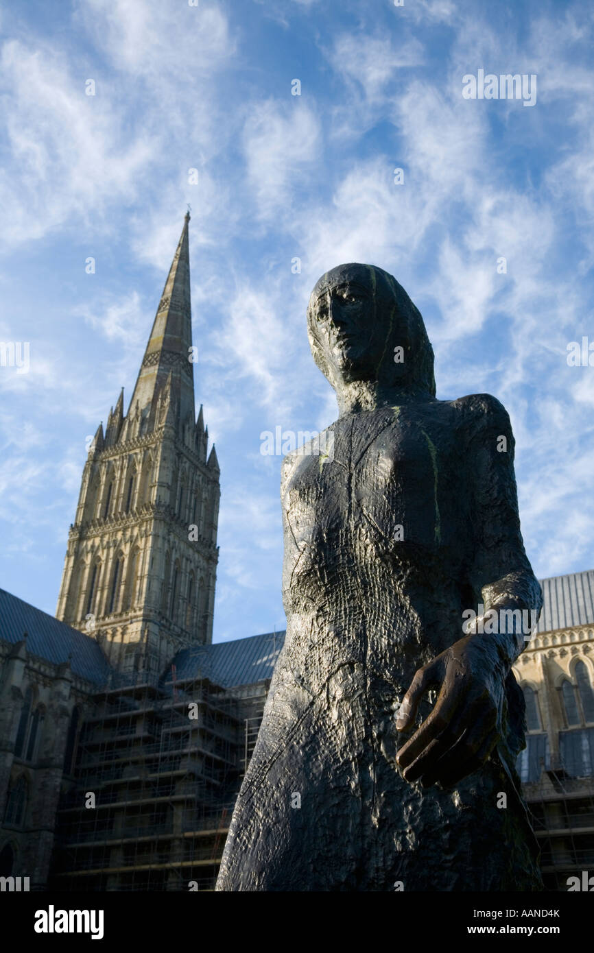 La escultura de la mujer en la Catedral de Salisbury Wiltshire, Inglaterra Foto de stock