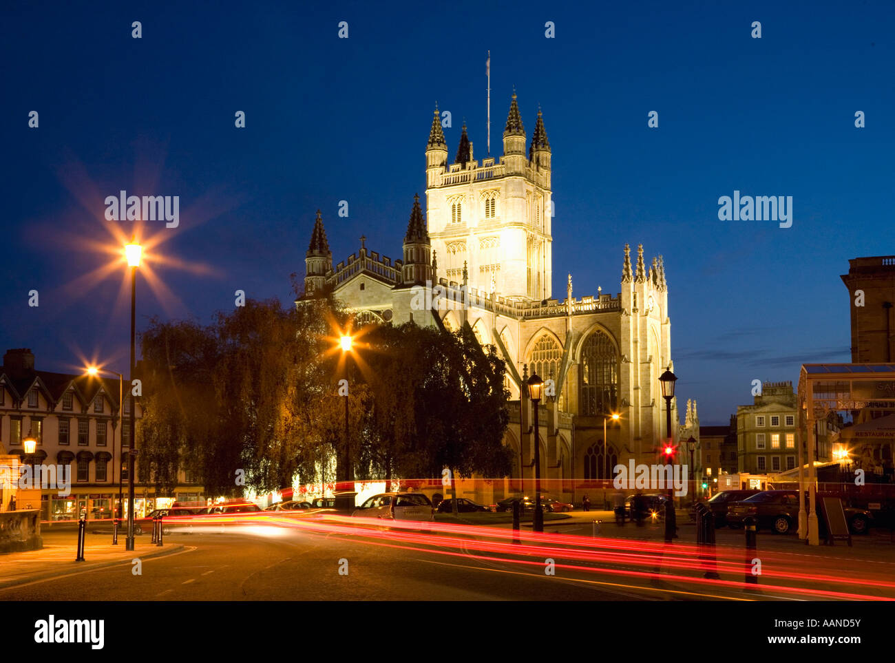 La Abadía de Bath iluminadas por la noche Bath Somerset England Foto de stock