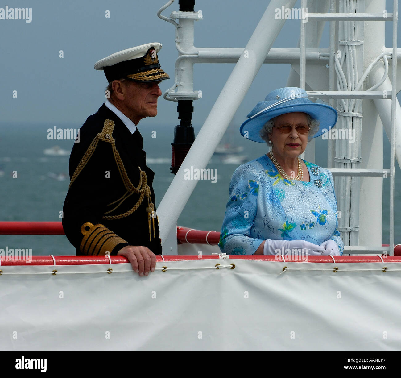 S.a.r. el Queen Elizabeth 2 y el Duque de Edimburgo revisando la flota Foto de stock