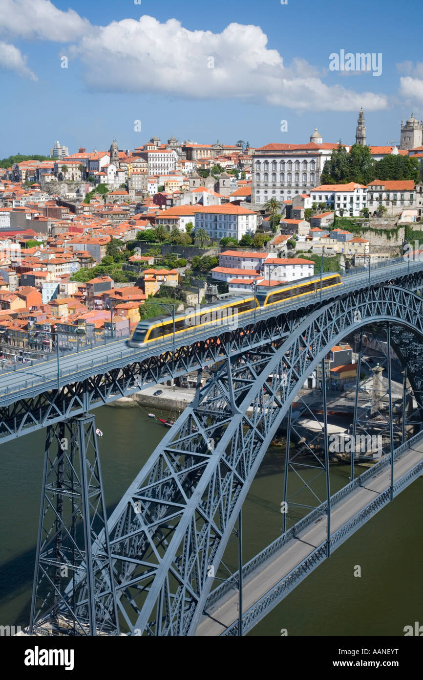 Ponte de Dom Luis 1 sobre el río Duero, mirando hacia la Ribeira Oporto Portugal Foto de stock