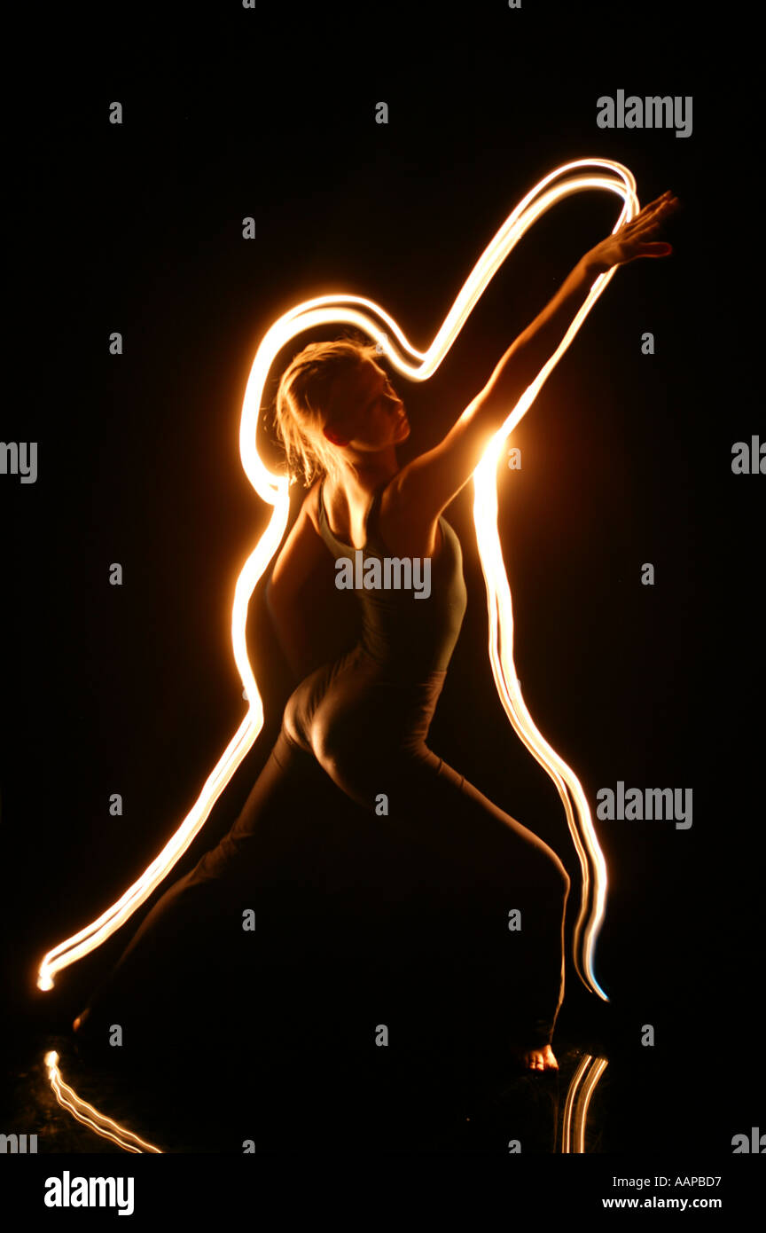 Bailarín esbozadas en la luz contra un fondo negro. Foto de stock
