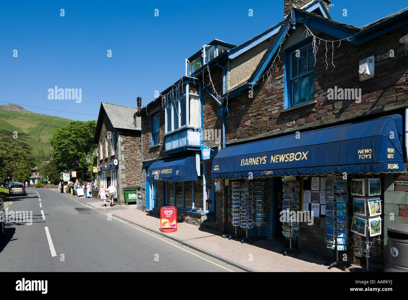 Tiendas en el centro de pueblo, Grasmere, Lake District, Cumbria, Inglaterra, Reino Unido. Foto de stock