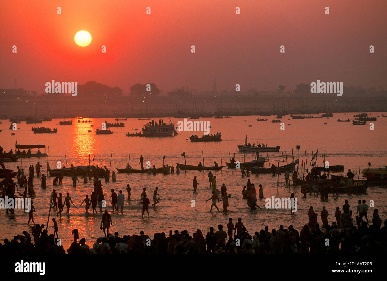 KUMBH MELA INDIA 2001 El Sol sobre el Kumbh Mela la reunión más grande de personas se juntaron en la Tierra 2001 Foto de stock