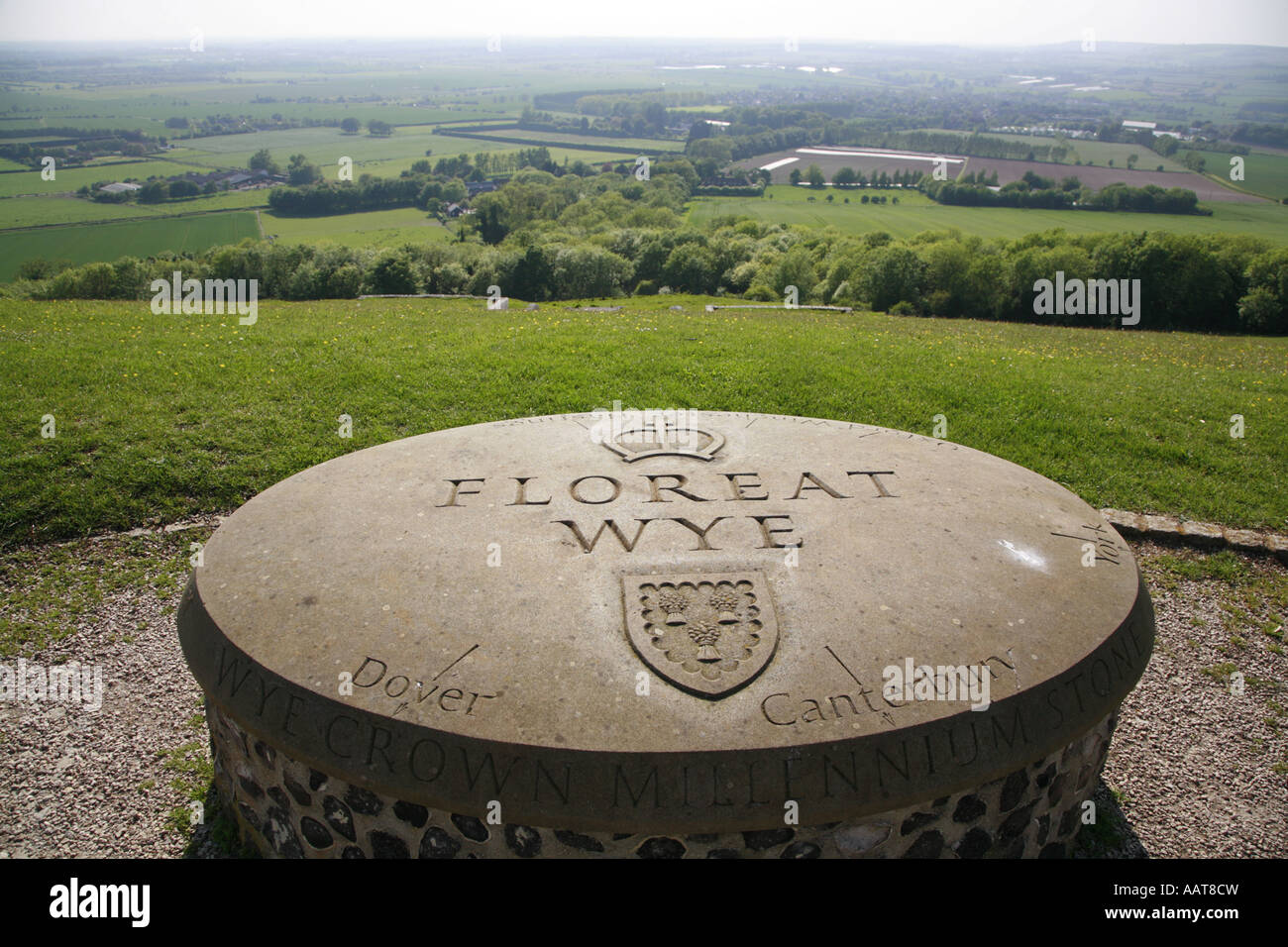 Millenium conmemoración stone Floreat Wye encima de la colina de la corona figura en North Downs Kent Foto de stock