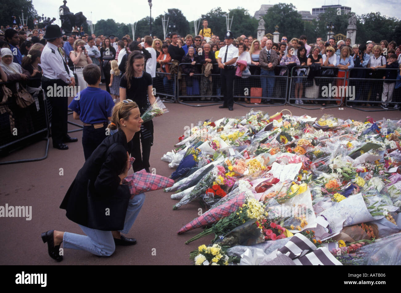 La princesa Diana Funerales Flores como un tributo floral memorial de septiembre de 1997, el Palacio de Buckingham Londres La Princesa de Gales de 1990 Homero SYKES Foto de stock