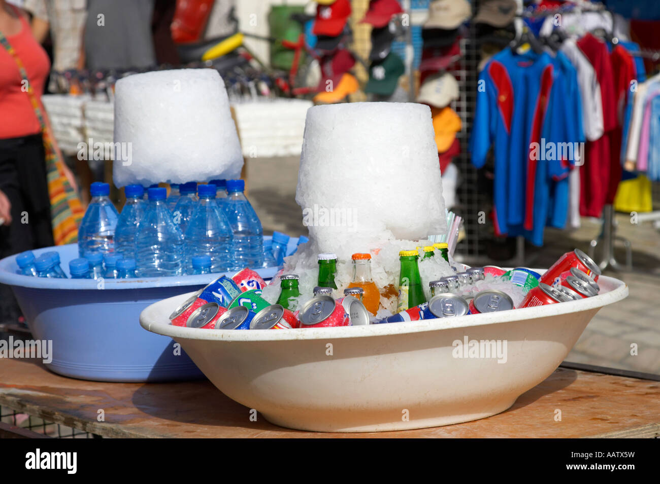 Gran cono de hielo invertido más de latas de refrescos y botellas de agua para mantenerlas frescas en el sol caliente nabeul Túnez Foto de stock