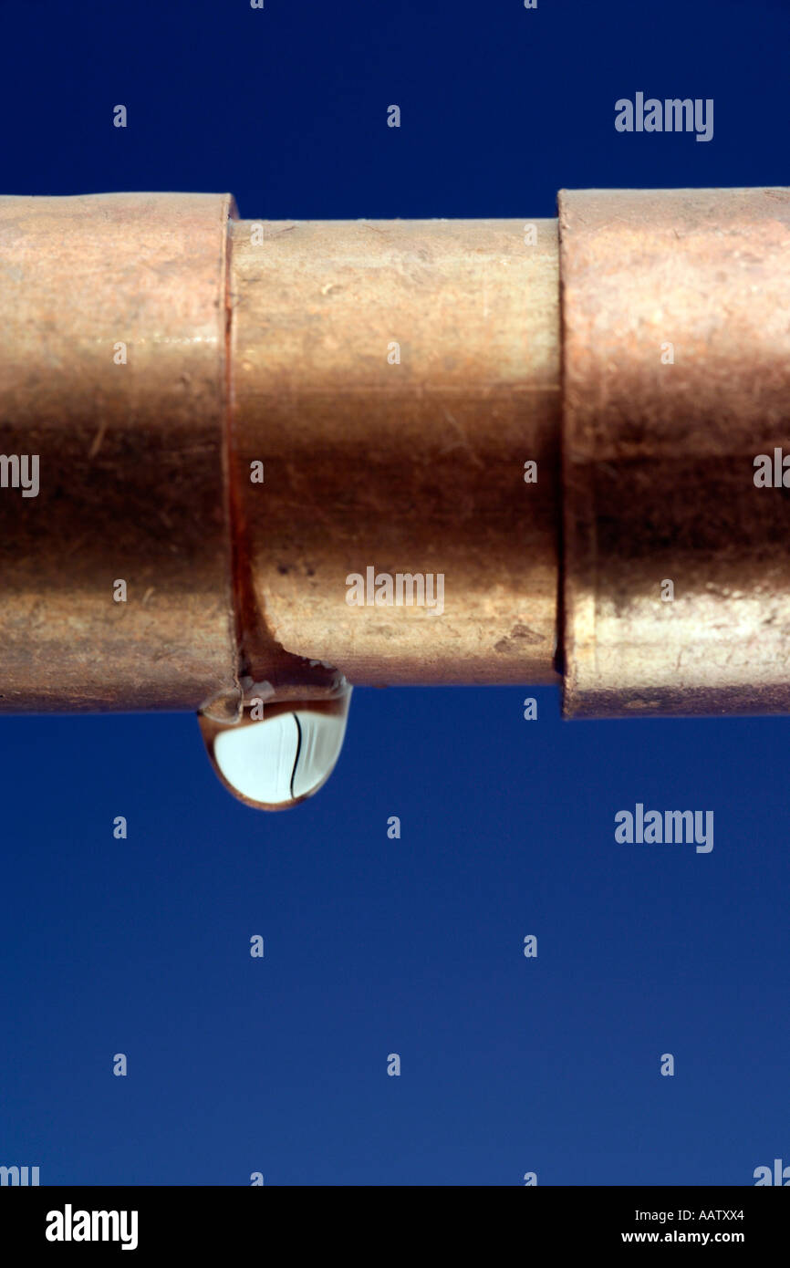 Fuga de agua del tubo de cobre Fotografía de stock - Alamy