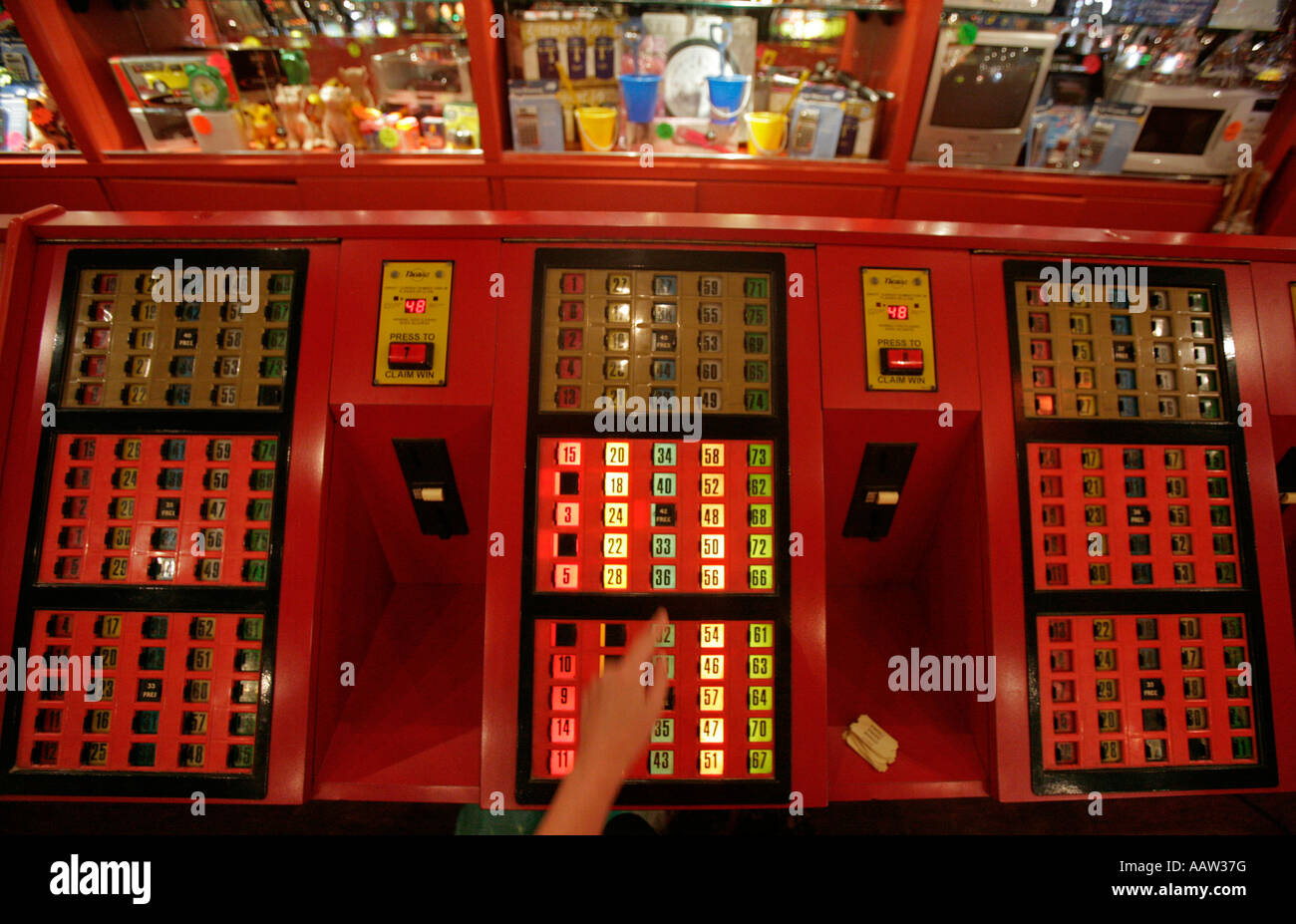 Un tablero electrónico de bingo en un Arcade de diversiones en Margate