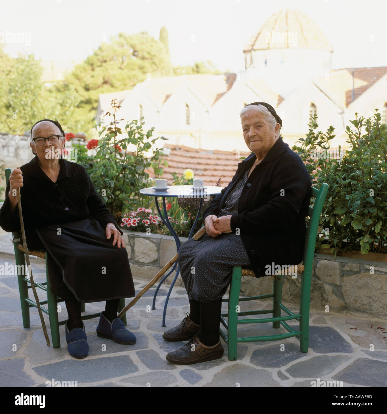 Las señoras de edad vasos Chipre Foto de stock