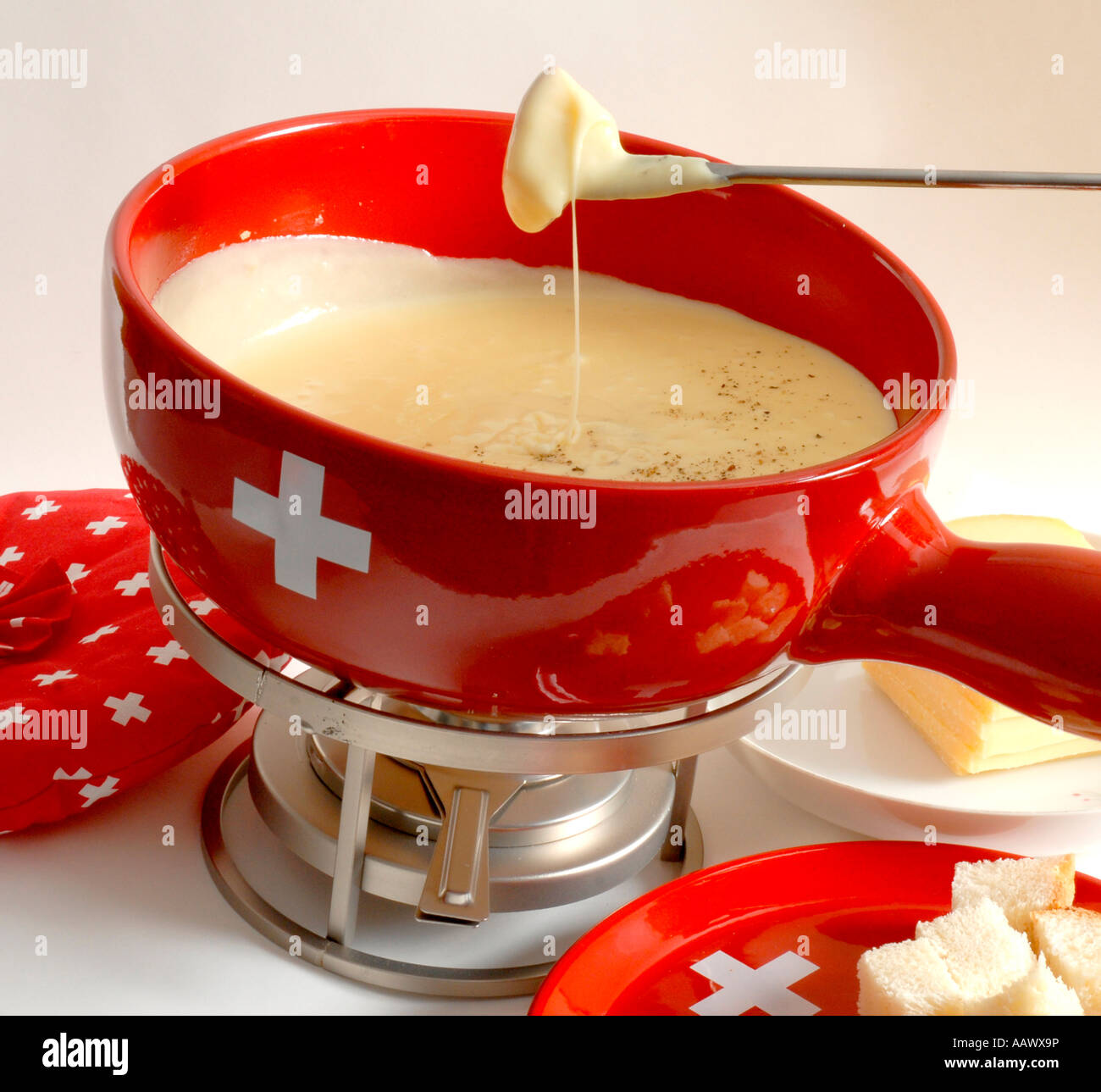 Caquelon fondue dish fotografías e imágenes de alta resolución - Alamy