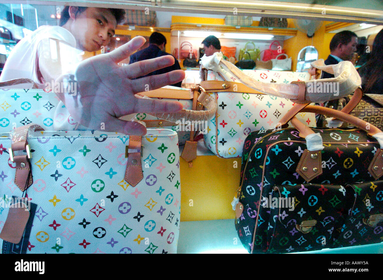 Fake in market fotografías e imágenes de alta resolución - Alamy